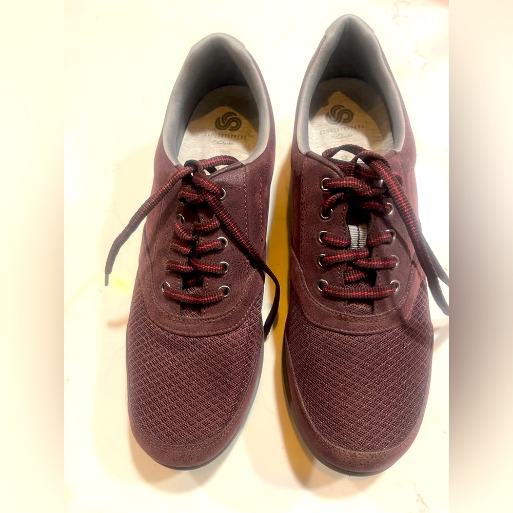 NWOT Clark’s Cloud Steppers burgundy shoes Size 11